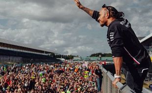 Lewis Hamilton Dukung Sebastian Vettel Menggantikannya di Mercedes