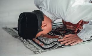 Salat Sambil Menggendong Anak, Begini Hukum Boleh atau Tidaknya dalam Islam