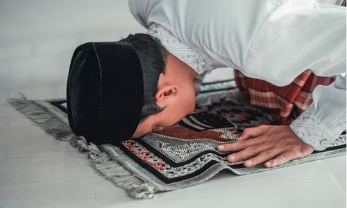 Salat Sambil Menggendong Anak, Begini Hukum Boleh atau Tidaknya dalam Islam