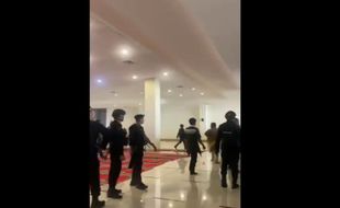 Video Polisi Bersepatu Masuk Masjid Sumbar Viral, Kapolda: Bukan di Area Suci