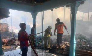 Gudang Kertas di Tengah Perkampungan Gergunung Klaten Terbakar, Karyawan Panik