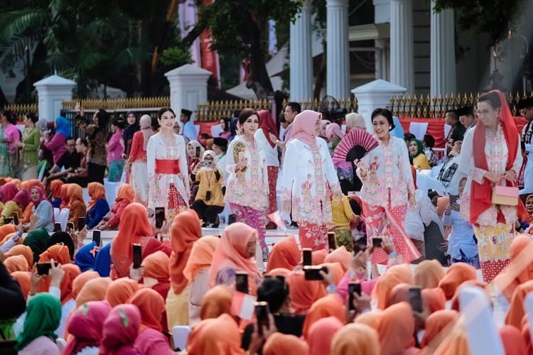 Perjalanan Kebaya, Busana Tanpa Kasta Perekat Bangsa