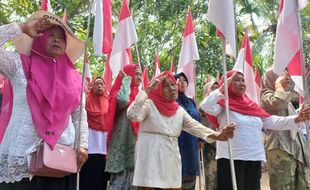 Sudah Tradisi sejak 1960, Warga Bugel Krakitan Klaten Adakan Kirab 78 Bendera