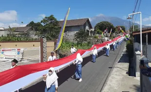 Diikuti 3.000 Orang, Kirab Budaya Cepogo Boyolali Bentangkan Bendera 165 Meter