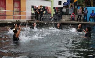 Meriahkan HUT RI, Ibu-ibu Pluneng Klaten Turun ke Air & Memainkan Musik Ciblon