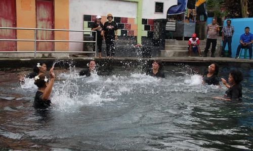 Meriahkan HUT RI, Ibu-ibu Pluneng Klaten Turun ke Air & Memainkan Musik Ciblon