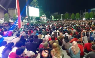 Ribuan Warga Tumplek Blek di Depan Balai Kota Solo untuk Nobar Final AFF 2023