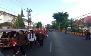 Peserta Pawai Pembangunan di Solo Berkumpul di Simpang Gendengan