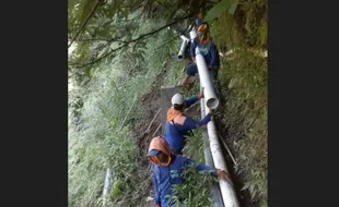 Biar Tak Putus Lagi, Pipa Air PUDAM Karanganyar di Pancot Diperbaiki