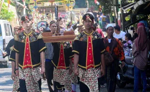 Warga Kalilunjar Banjarnegara Gelar Kirab Boyong Oyot Genggong