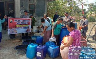 Polres Grobogan Salurkan 15.000 Liter Air kepada Warga Terdampak Kekeringan