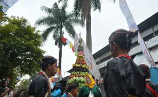 Kirab Gunungan Wujud Syukur dan Kerukunan Pedagang Pasar Kliwon Temanggung