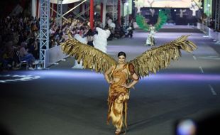 Semen Gresik Gandeng Bubah Alfian Tampilkan 5 Karya di Jember Fashion Carnaval