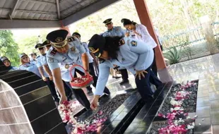 Kantor Imigrasi dan Bapas Surakarta Gelar Tabur Bunga di TMP Kusuma Bhakti