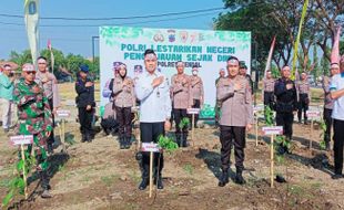 Kapolres dan Bupati Kendal Tanam Pohon Serentak