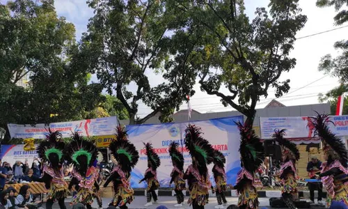 Tari Topeng Ireng Semarakkan Dies Natalis ke-21 Indonusa Solo