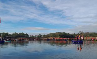 Unik! Naik Perahu, Ratusan Orang Ikuti Upacara HUT RI di Perairan WGM Wonogiri