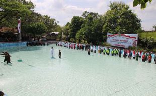 Upacara HUT RI di Kolam Renang, Desa Sidowayah Klaten Luncurkan Wisata Anyar