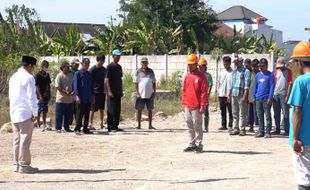 Puluhan Kuli Bangunan di Colomadu Karanganyar Khidmat Ikuti Upacara HUT RI