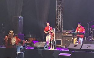 Ambyar! Istri Didi Kempot Bikin Penonton Galau Bergoyang di Solo City Jazz