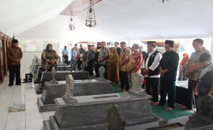 Warga Prawit Nusukan Solo Ziarah ke Makam Pahlawan Soepomo dan Soeharso