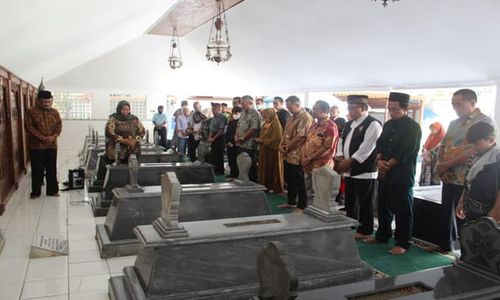 Warga Prawit Nusukan Solo Ziarah ke Makam Pahlawan Soepomo dan Soeharso