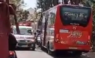 Bus Trans Jateng Ngeblong hingga Tutup Jalur Ambulans di Sragen Viral di Medsos