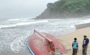 Dua Kapal Diterjang Ombak di Pantai Gayasan Blitar, 8 Nelayan Hilang