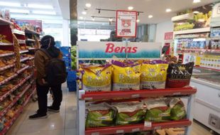 Stok Beras di Ritel Alfamart Aman, Harga Stabil Rp69.500/5 Kg sejak April