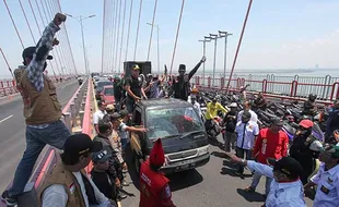 Ratusan Warga Madura Demo di Jembatan Suramadu Protes Imbas Ceceran Air Garam