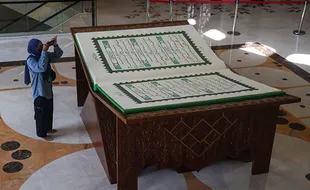 Penampakan Al-Quran Raksasa dari Presiden Jokowi untuk Masjid Sheikh Zayed Solo