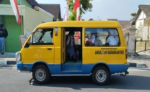 Kisah Pelajar Karanganyar Tempuh Jarak Jauh Naik Transportasi Umum demi Sekolah