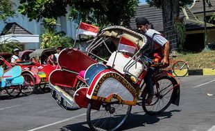 Atraksi Freestyle Pengemudi Becak saat Bimtek Angkutan Wisata di Solo