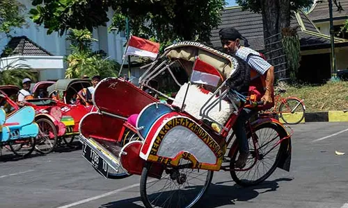 Atraksi Freestyle Pengemudi Becak saat Bimtek Angkutan Wisata di Solo