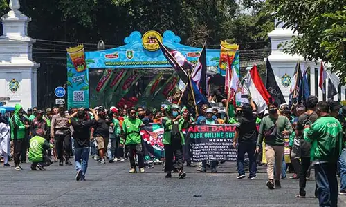 Ratusan Driver Ojol Soloraya Demo Protes Potongan Aplikator Terlalu Tinggi