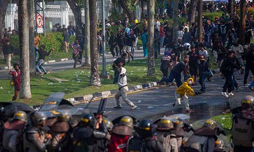 Demo Tolak Relokasi Berakhir Ricuh, Warga Rempang Batam Bentrok dengan Polisi