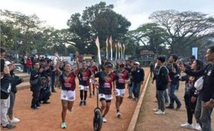 Menggelindingkan Ban 10 Km di Bandung Pecahkan Rekor Muri