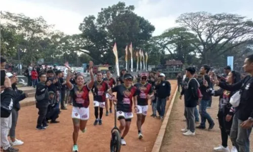 Menggelindingkan Ban 10 Km di Bandung Pecahkan Rekor Muri