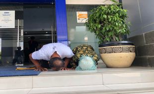 Sujud Syukur Dasuki saat Mengetahui Tabungannya di BPR KRI Dijamin LPS