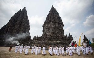 Umat Hindu Gelar Upacara Gema Santi Puja 1008 Genta di Candi Prambanan