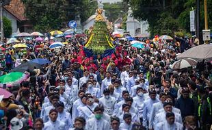 Ratusan Warga Antusias Berebut Gunungan Grebeg Maulud Keraton Yogyakarta