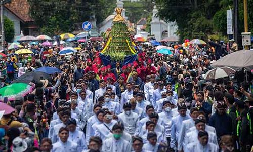 Ratusan Warga Antusias Berebut Gunungan Grebeg Maulud Keraton Yogyakarta