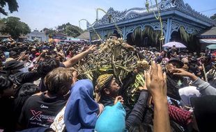 Meriah! Ribuan Warga Berebut Gunungan di Tradisi Grebeg Mulud Keraton Solo