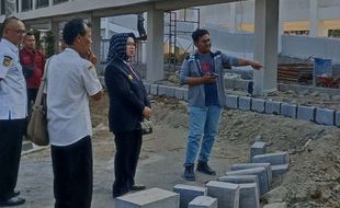 Bupati Sukoharjo Gemes Lihat Jumlah Pekerja Proyek Gedung Parkir Sedikit