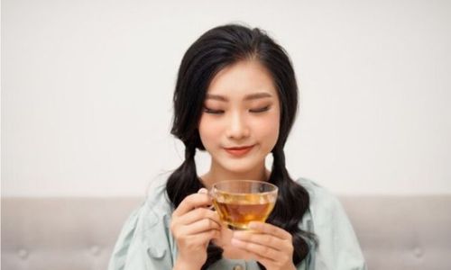 Bolehkah Minum Obat dengan Air Teh, Ini Penjelasannya