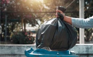 Ini Bahaya Bakar Sampah di Pekarangan, Jangan Sepelekan