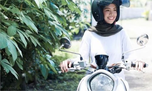 Tips Aman untuk Wanita Berhijab Naik Motor