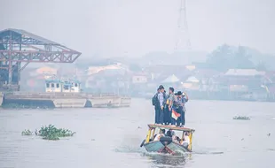 Potret Siswa di Palembang ke Sekolah Lewati Kabut Asap Dampak Karhutla Sumsel