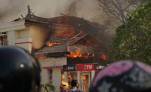 Penampakan Kantor Bupati Pohuwato Gorontalo Dibakar Massa Demostran