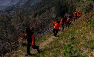 Upaya Pemadaman dan Penyisiran di Area Kebakaran Hutan dan Lahan Gunung Bromo